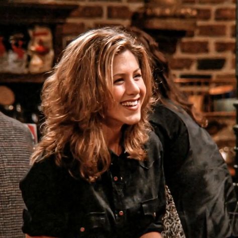 Rachel Green Hair Highlights, Jennifer Aniston Hair Curly, Rachel Green Hair Season 1, 90s Rachel Green Hair, Rachel Green Hairstyles Season 1, Layered Hair Rachel Green, Rachel Green Wavy Hair, Rachel Green Haircut Layers Short, Rachel Green Short Hair