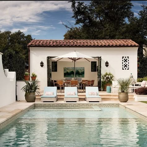 Spanish Seaside Villa, Spanish Style Homes With Pools, Spanish Style Backyard With Pool, Spanish Style Home Pool, Spanish Revival Pool, Spanish Swimming Pool Designs, Spanish Style Pool House, Modern Spanish Pool Design, Spanish House Pool