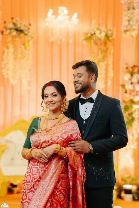 Reception Bride In Saree, Bride Groom Photos Indian, Bengali Wedding Reception, Bengali Wedding Reception Look, Reception Look Bengali Bride, Bengali Bride And Groom, Bengali Reception Look, Bengali Reception Bridal Look, Bengali Bride Reception Look