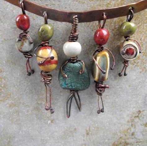 Tiny bead people pendants Diy Armband, Wire Crafts, Paper Beads, Diy Schmuck, Beads And Wire, Bijoux Diy, Wire Art, Jewelry Projects, Jewelry Tutorials