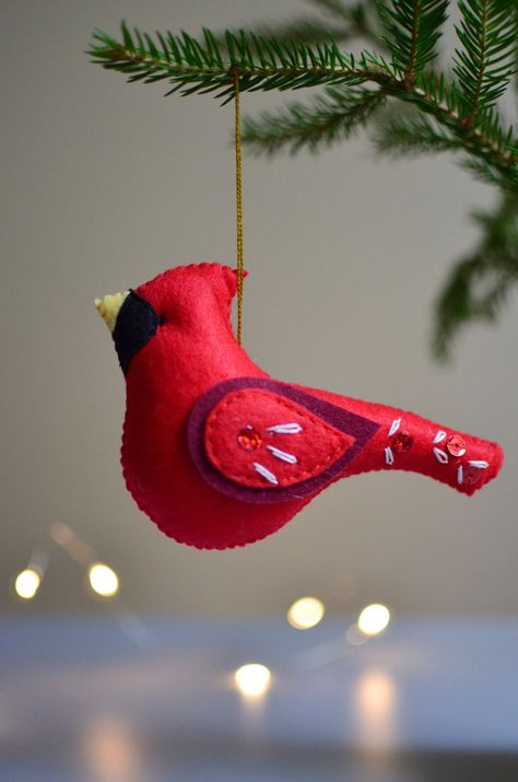 Cardinal Felt Ornaments, Cardinal Ornament Diy, Felt Cardinal Ornament, Felt Christmas Ornaments Patterns, Felt Cardinal, Wool Ornaments, Felt Birds Ornaments, Diy Felt Christmas, Felt Plushie