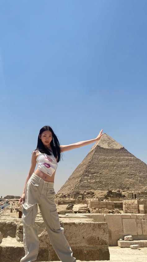 Vacation Poses, Egypt Pyramids, Egypt Aesthetic, Pyramids Egypt, Poses Aesthetic, Travel Pose, 사진 촬영 포즈, Pyramids Of Giza, Egypt Travel