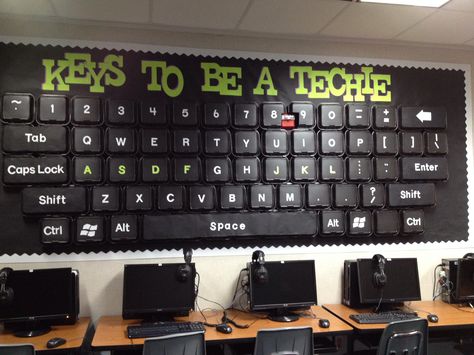 Genius use of to-go boxes for a computer keyboard bulletin board in a computer lab. Computer Classroom Decor Ideas, Technology Bulletin Board Ideas, Computer Lab Decoration Ideas, Keyboard Bulletin Board, Computer Lab Organization, Ict Display, Computer Lab Bulletin Board Ideas, Technology Bulletin Board, Computer Lab Decor