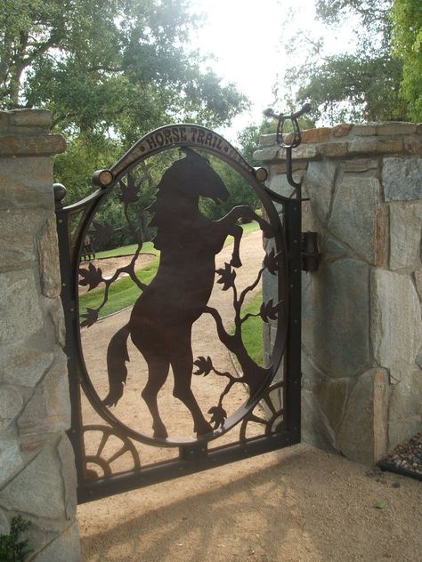 hermosa entrada!!!                                                       … Horse Doors, Metal Gates, Fencing & Gates, Equestrian Decor, Dream Barn, Front Gates, Wrought Iron Gates, Horse Property, Beautiful Horse