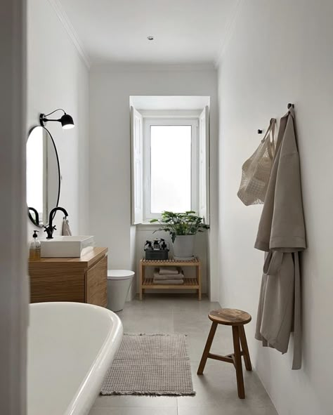 Bathroom Scandinavian Style, Scandinavian Flooring, Scandi Bathroom, White Heaven, Lisbon Apartment, Scandinavian Bathroom, Scandi Home, Hygge Home, Minimalism Interior