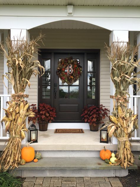 Fall Front Porch Corn Stalks, Fall Front Porch Pillar Decor, Halloween Porch Pillar Decorations, Fall Front Porch Decor Corn Stalks, Corn Stalk Decorations Front Porches, Corn Stalks Front Porch, Fall Table Settings Autumn, Modern Front Porch Decor, Porch Fall Decorating Ideas