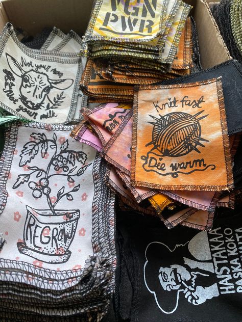 Patched Clothes, Patched Clothing, Patches Ideas, Folk Punk, Patch Clothes, Punk Fashion Diy, Patch Ideas, Diy Patch, Embroidery Hat