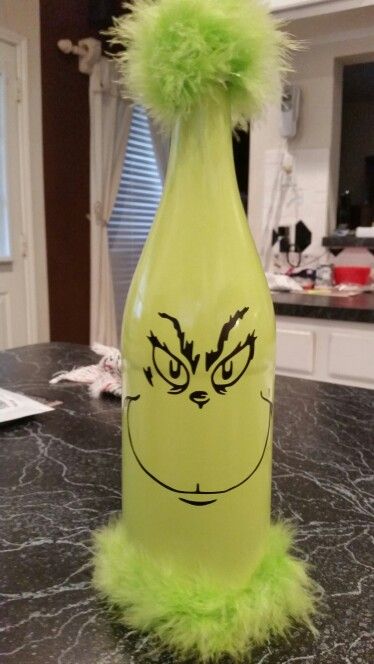 Grinch wine bottle Grinch Wine Bottle, Whoville Christmas Decorations, Halloween Wine Bottles, Wine Bottle Crafts Christmas, Grinch Crafts, Grinch Decorations, Grinch Christmas Party, Whoville Christmas, Decorative Bottles