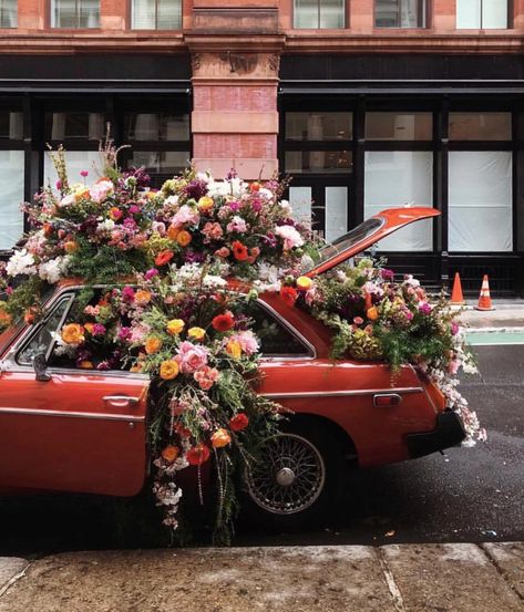 Car filled with flowers, unique flower arrangements, alternative flower ideas, #flowerinspiration Car With Flowers, Old Car, Black Mamba, Flower Child, Love Flowers, My Flower, Pretty Flowers, Pretty Pictures, Flower Power