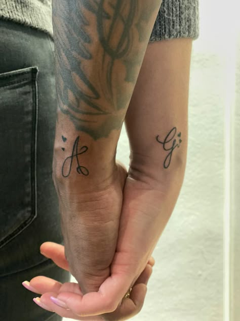 Initial Couple Tattoos, Pretty Initial Tattoos, Cute Matching Tattoos For Couples Simple, Matching K Tattoos, Initial Tattoo Husband And Wife, Couples Tattoos Initials, Tattoo Idea For Boyfriend, Name Tattoos Boyfriend, Small Tattoo Ideas For Couples Unique