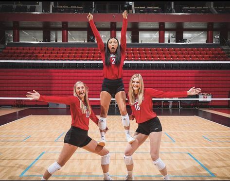 Team Picture Poses Volleyball, Volleyball Photoshoot Ideas Team, Vball Pics Team Pictures, Group Volleyball Pictures Photo Ideas, Volleyball Group Pictures Poses, Group Sports Pictures, Trio Volleyball Pictures, Buddy Pictures Poses Sports, Trio Media Day Poses