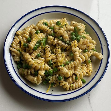 Lunch Entrees, Pasta Peas, Boursin Pasta, Family Meals Recipes, Dinner And Lunch Recipes, Pasta With Peas, Pasta Ravioli, Main Recipes, Vegan Lunch Ideas