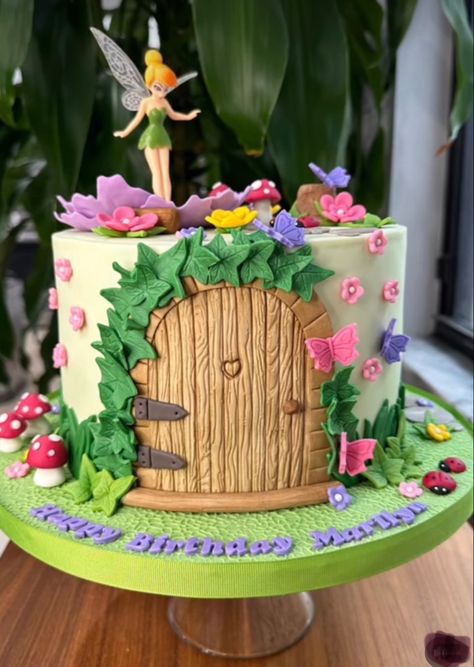 Tinker Bell Cake, Tinkerbell Cupcakes, Fairy Cakes For Girls Birthday, Tinkerbell Birthday Party, Fairy Themed Cake, Fairy Cake Ideas, Tinker Bell Birthday Cake, Tinkerbell Cake Ideas, Tinkerbell Birthday Cake Ideas