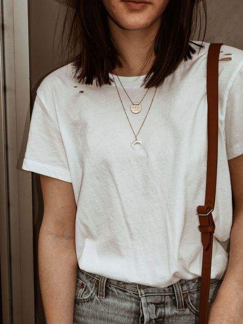 A basic white tee can be worn so many different ways. So today we're sharing how to get the most out of your go-to basics by sharing tons of different white t-shirt outfit ideas. White T Shirt Style, Plain White Tshirt Outfit Aesthetic, Plain White T Shirt Outfit, White T Shirt Aesthetic, White Tshirt Outfits, Plain Tshirt Outfit, White T Shirt Outfit, T Shirt Outfit Ideas, Off White T Shirt