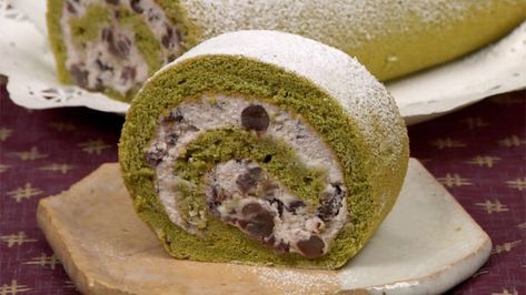 This Matcha Roll Cake uses simple ingredients but the sponge cake is light and fluffy. The combination of the matcha, azuki and whipped cream is so delicious. Matcha Roll Cake Recipe, Youtube Cake, Matcha Roll Cake, Roll Cake Recipe, Recipe Strawberry, Green Tea Recipes, Cake Strawberry, Cake Christmas, Christmas Recipe