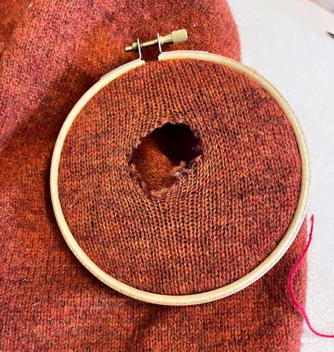 darning sweater Creative Sweater Mending, Mending Hole In Sweater, Creative Darning Ideas, Mending Elbow Holes, Sweater Patches Diy, Visible Mending Sweater, Mending Sweaters, Knit Mending, Visible Darning