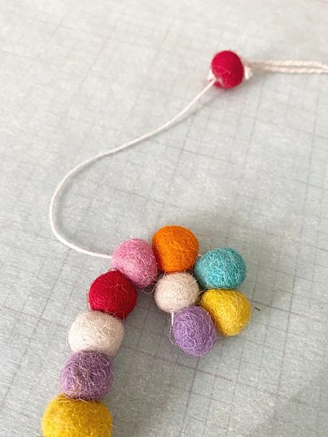 DIY trivets Felted Ball Crafts, Felt Ball Coasters Diy, Felt Pom Poms Diy, Wool Roving Crafts, Felt Ball Trivet, Felt Ball Trivet Diy, Wool Ball Crafts, Diy Trivet, Felt Ball Coasters