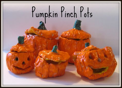 The Chocolate Muffin Tree: Pumpkin Pinch Pots. Have to do this for little ones next year. Pumpkin Punch, Crayola Air Dry Clay, Clay Pinch Pots, Clay Projects For Kids, Clay Lesson, Chocolate Muffin, Kids Clay, Kids Pottery, Crafts Halloween