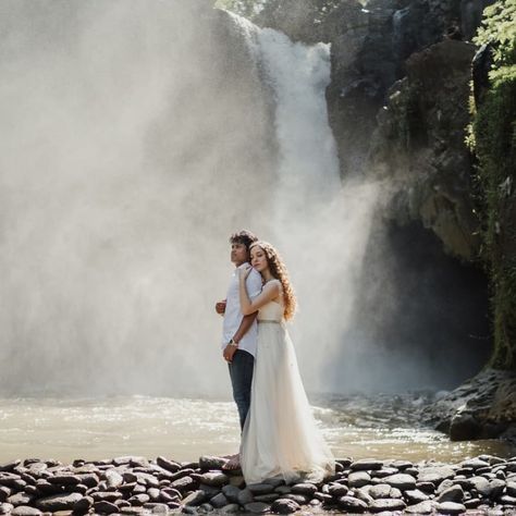 Couple Pose Waterfall, Waterfall Wedding Photoshoot, Water Fall Wedding Ideas, Pre Wedding Photoshoot Waterfall, Waterfall Pre Wedding Shoot, Waterfall Couple Shoot, Waterfall Prewedding Shoot, Poses Near Waterfall, Waterfall Couple Photoshoot