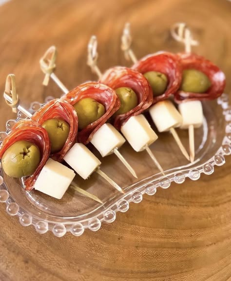 Decorações Com Comidas, Party Snack Food, Party Food Buffet, Catering Ideas Food, Charcuterie Inspiration, Front Porch Christmas Decor Ideas, Party Food Platters, Porch Christmas Decor Ideas, Porch Christmas Decor