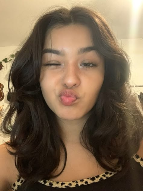 Short Hair For Latinas, Short Hair With Layers Aesthetic, Butterfly Haircut Medium Wavy, Short Haircuts For Thick Wavy Hair Oval Face, Mexican Haircuts Women, Summer Haircut Medium, Short Latina Hair, Shoulder Length Hair Aesthetic, Layered Short Hair With Curtain Bangs