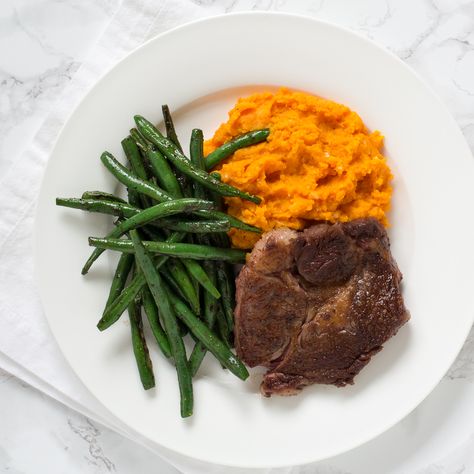 Pan-fried steak with Sweet Potatoes and Green Beans Steak Sweet Potato, Sweet Potato Green Beans, Angus Steak, Sweet Potato Mash, Sweet Potato Recipes Baked, Twice Baked Sweet Potatoes, Sweet Potatoes Recipe, Seared Pork Chops, Twice Baked