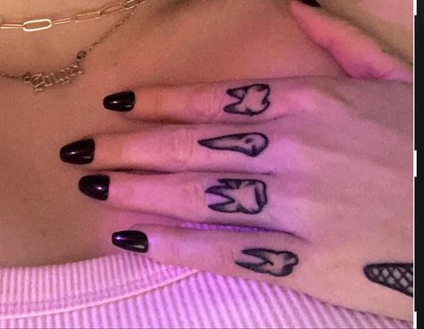 Goth Gap Filler Tattoo, Small Tattoo Alternative, Funky Finger Tattoos, Goth Finger Tattoos For Women, Tooth Finger Tattoo, Finger Tattoos For Women Words, Salad Fingers Tattoo, Nostalgic Tattoo Ideas, Nuckle Tats