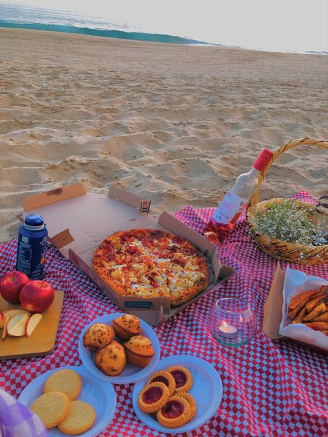 #picnicfoodideas #picnic #sunset #sunsetphotography #wallpaper #atardecer #moments Pizza On The Beach, Beach Pizza, Pizza Date, Night Sunset, Pizza Night, Picnic Foods, Beach Picnic, Sunset Beach, Sunset Photography