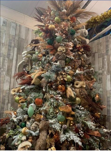 Southern Living Christmas Tree, Pheasant Christmas Tree, Alpine Tree Decor Ideas, Woodland Christmas Tree Ideas, Woodsy Christmas Tree, Hunting Christmas Tree, Nature Christmas Tree, Woodland Creatures Christmas, Best Christmas Tree Stand