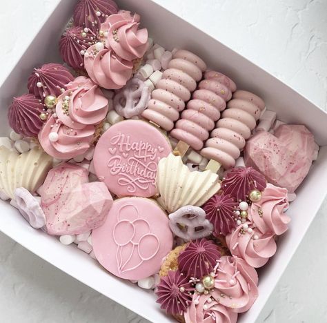 Birthday Treat Box Ideas, Treat Boxes Ideas Packaging, Dessert Gift Box Ideas, Valentines Sweet Box Ideas, Valentine Treat Boxes Ideas, Valentines Treat Boxes Sweets, Treat Boxes Ideas Sweets, Valentines Bakery, Fancy Donuts