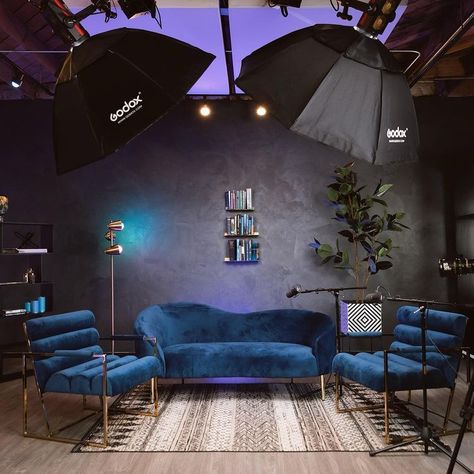 Podcast Area Design, Film Studio Office, Content Creator Office Space, Youtube Setup Room, Podcast Studio Inspiration, Podcast Filming Setup, Podcasts Set Ideas, Podcast Design Studio, Content Creation Room Ideas