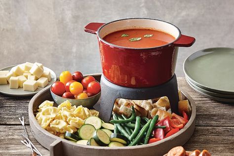 Italian-Style Fondue Game Day Wings, Fondue Ideas, Fondue Party, Canadian Women, Fondue Recipes, Cheese Tortellini, Supper Ideas, Valentines Day Food, Soup And Stew