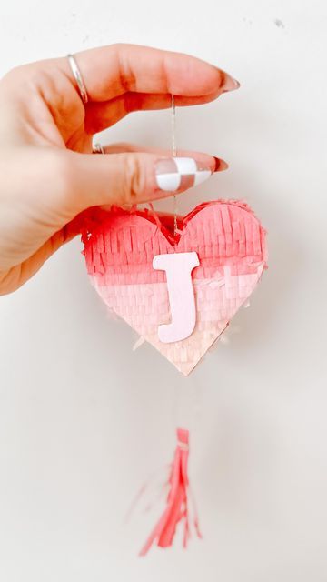 𝓜𝓮𝓵𝓪𝓷𝔂 Afara | Tiny Trends By MA on Instagram: "An easy way to personalize anything! I love this idea for party favors, table settings, and gift basket tags. I’ve even used it for cake toppers. Also how cute are these heart mini piñatas from @lemonadepartybox ….follow along to see how we use them. More details below ⬇️ . Wooden letter are from @dollar_tree_canada Paint @michaelsstores Heart piñatas @lemonadepartybox @merimeriparty Dishcloth @homesense.winners.fabfinds" Mini Pinatas Template, Mini Pinata Template, Small Pinata Ideas, Pinata Ideas For Teens, Valentines Pinata, Valentine Pinata, Piñata Letters, Tiny Pinata, Diy Mini Pinata