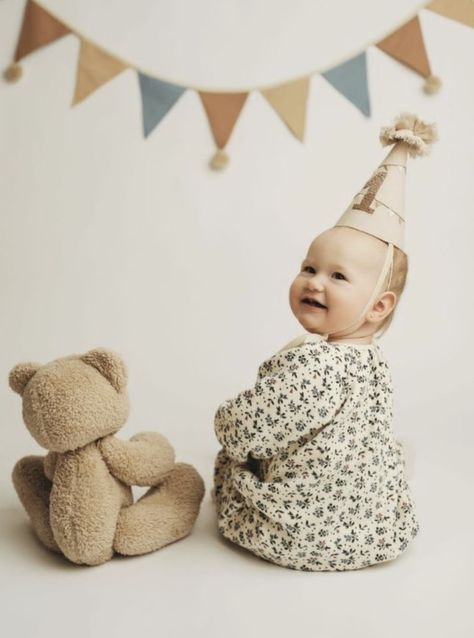 Teddy Bear Smash Cake Photoshoot, Winter 1 Year Photoshoot, Vintage 1st Birthday Photoshoot, Teddy Bear Cake Smash Photo Shoot, 1st Birthday Party Photoshoot, 1st Birthday Studio Shoot, Diy Cake Smash Photoshoot At Home, Studio 1 Year Photos, One Year Photoshoot Ideas Indoor