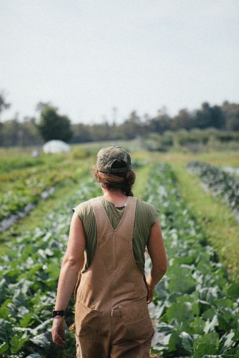 Farmer Photoshoot Ideas, Farm To Table Photography, Farm Photography Ideas, Agriculture Photography Farmers, Gardening Outfit Aesthetic, Farmers Photography, Agricultural Photography, Farmer Portrait, Farmer Aesthetic