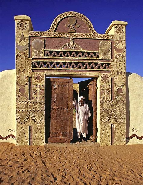 Sudan - Karima: Nubian Rest House entrance http://www.inognidove.it/italiantourism-sudan House Entrance Doors, Rest House, Vernacular Architecture, African History, Traditional Architecture, Egyptian Art, House Entrance, Eiffel Tower Inside, Ancient Egypt