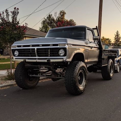 1970s Ford F150, F250 Flatbed, Ford Work Trucks, Hot Trucks, Flatbed Truck, Dream Trucks, Old Ford Trucks, Classic Ford Trucks, Old Pickup