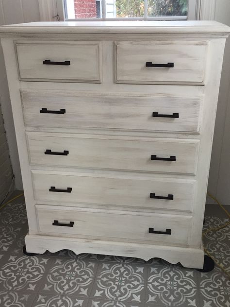 Annie Sloan Old White with French Linen dry brush on an 80’s era light oak dresser. #anniesloan #chalkpaint White Washed Dresser, White Dresser Diy, Light Oak Dresser, White Stained Dresser, White Distressed Dresser, White Wash Dresser, Stained Dresser, Rustic Remodel, Distressed Dresser