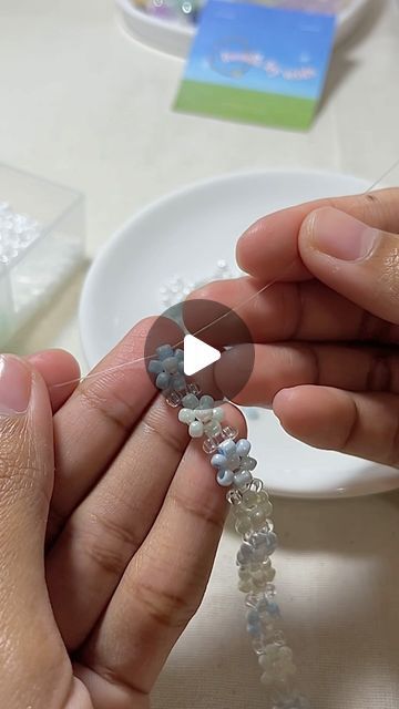 Bracelet Ideas Mini Beads, Flower Bracelets Diy, Mini Beads Bracelet Ideas, Flower Seed Bead Bracelets Tutorial, Diy Beaded Flower Bracelets, Things To Make Out Of Beads, How To Make Flower Bracelet, How To Make A Flower Bracelet, Flower Beaded Bracelet Tutorial