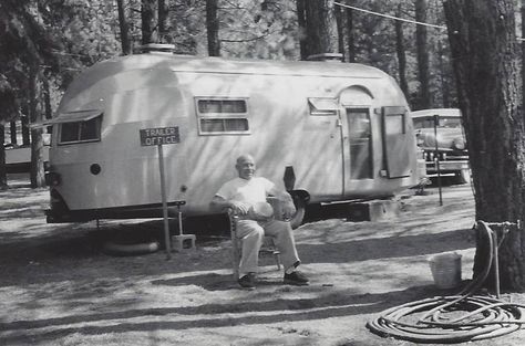 1930's photo 60s Americana, Kitchenette Bar, Disco Fries, Airstream Caravans, Land Yacht, Vignette Design, Modern Postcard, Vintage Rv, Vintage Airstream