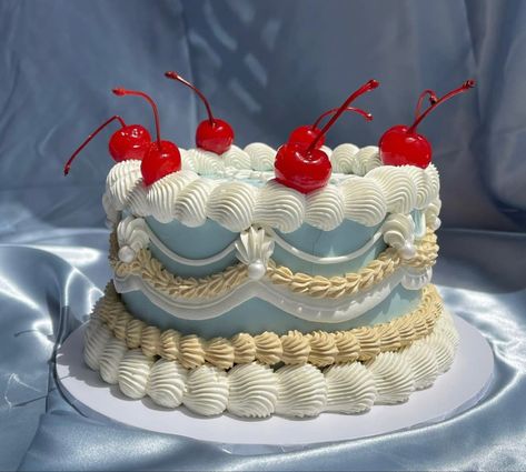 found online Crochet Boxes, 50s Cake, Food Core, 22nd Birthday Cakes, Vintage Birthday Cakes, Cake Baking Recipes, Cherry Cake, Fake Cake, Traditional Cakes