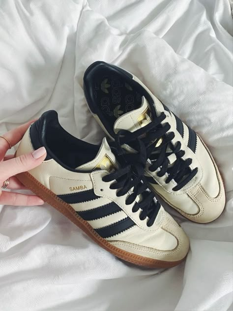 Discover the models of Adidas Samba sneakers certified authentic and new on Cop Club 👟 Beige Samba Outfit, Beige Sambas, Adidas Samba Beige, Nike Shoes Photo, Mens Trainers Fashion, Adidas Samba Shoes, Adidas Samba Black, Samba Sneakers, Streetwear Store