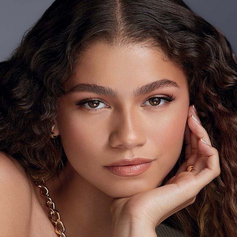 Zendaya Makeup, Teint Idole Ultra Wear Foundation, Light Makeup Looks, Zendaya Maree Stoermer Coleman, Zendaya Style, Life Partner, Zendaya Coleman, Beauty Shoot, Beauty Shots