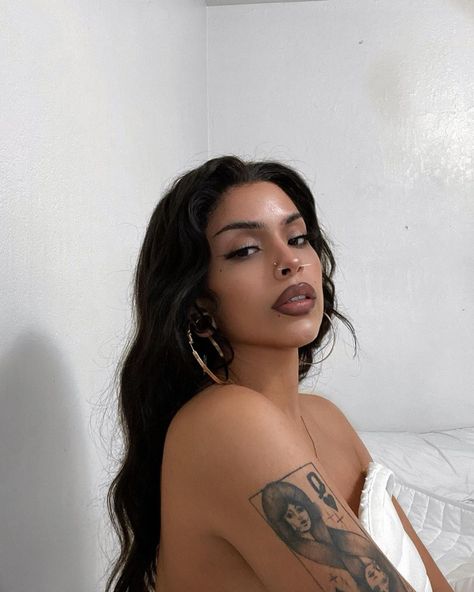 Model Pretty Makeup, Chicana Hair, Chicano Photoshoot, Chicana Makeup 90s, Chicano Makeup, Pretty Latina Makeup, Makeup Without Lashes, Chola Eyebrows, Face Piercings Aesthetic