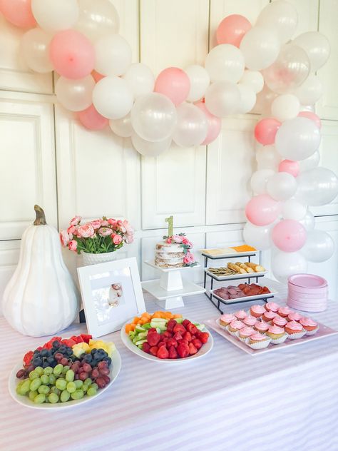 Good Party Food, First Birthday Brunch, Party Snack Table, One Year Old Birthday Party, 1st Birthday Foods, One Year Old Birthday, Party Cake Table, Dessert Table Birthday, Cake Table Birthday