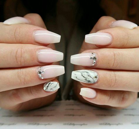 Ongle forme ballerine : la tendance manucure qui a envahi les réseaux sociaux! Ongles Gel Violet, Ballerina Nails Shape, Marble Acrylic Nails, Nail Design Video, Nagellack Trends, Ballerina Nails, Ideas Nails, Summer Nails Colors, Marble Nails