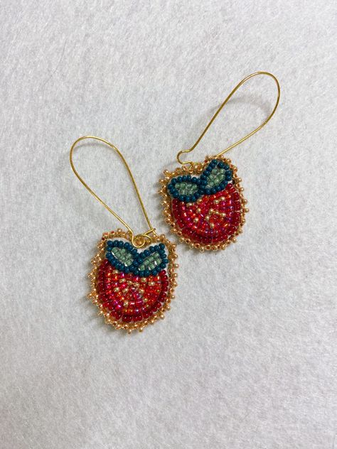 Indigenous Beading Patterns, Strawberry Beaded Earrings, Beaded Strawberry Earrings, Indigenous Beaded Earrings, Beaded Strawberry, Indigenous Crafts, Beading Board, Indigenous Beadwork, Red Bead Earrings