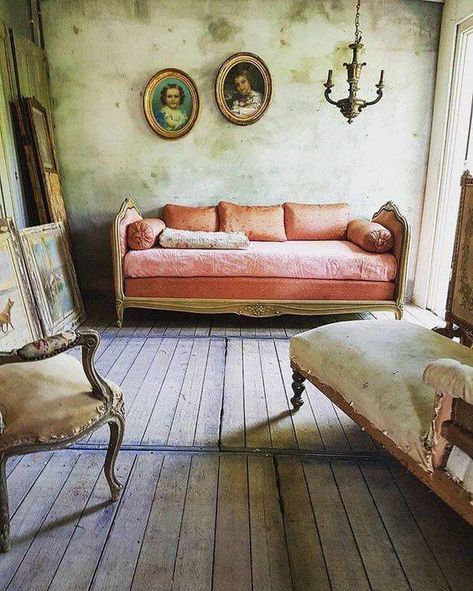 This Ivy House Vintage Rooms, Dandy Style, French Country Bedrooms, Ivy House, French Interiors, Country Bedroom, Day Bed, French Interior, Banquette