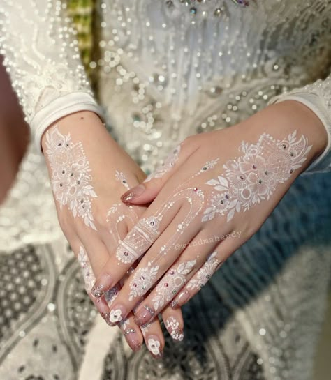 Henna White Wedding, Henna Wedding Simple, Henna Wedding Putih, Henna Art Wedding, White Wedding Henna, Henna Nikah, Simple Henna Designs Hand, White Henna Tattoo, Glitter Henna