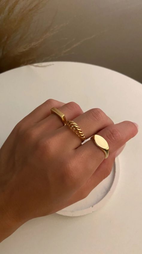 Gold Ring Aesthetic, Ring Gold Design, Minimalist Accessories Jewellery, Gold Rings Set, Minimalist Rings Simple, Simplistic Jewelry, Gold Bracelet Simple, Chique Outfit, Pretty Jewelry Necklaces